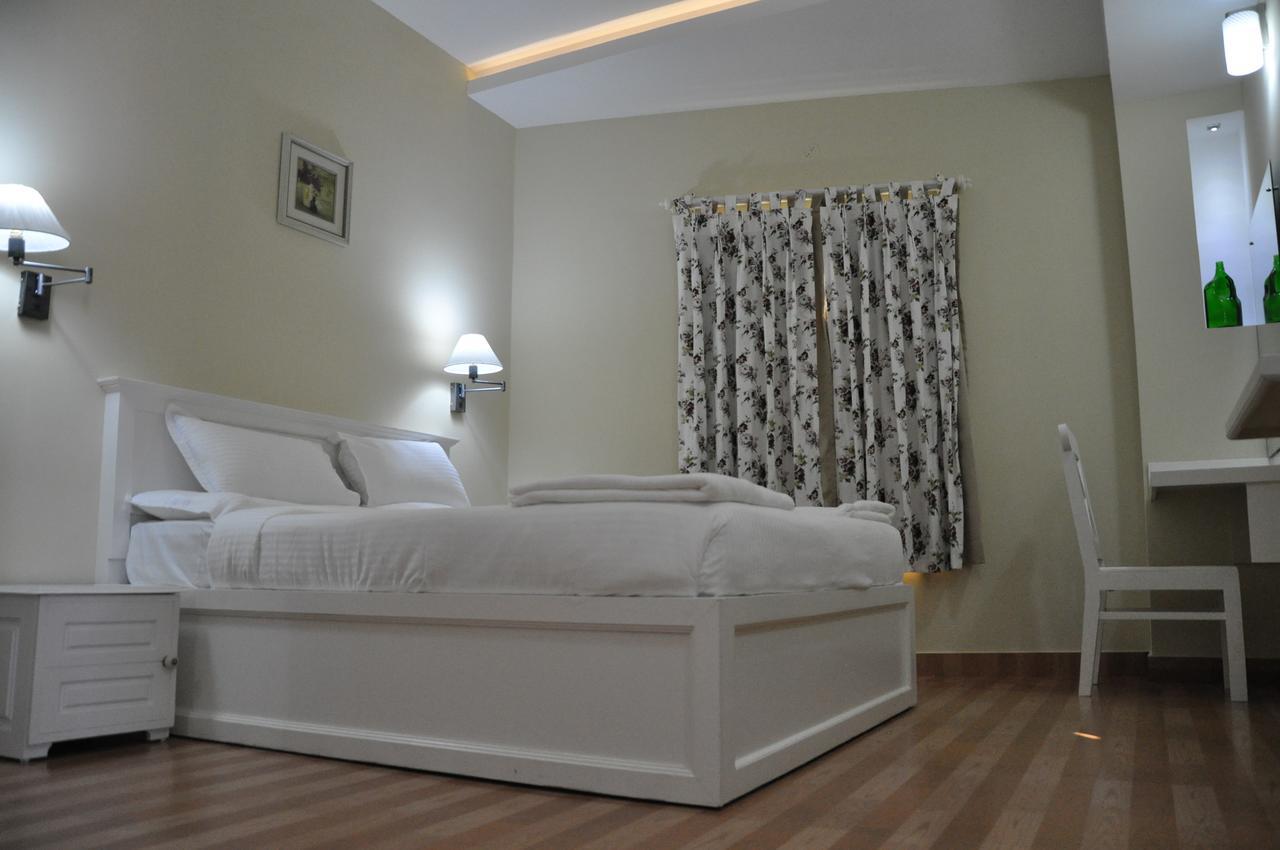 Daffodils Spice Court Hotel Kochi Kültér fotó