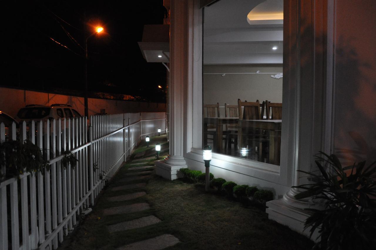 Daffodils Spice Court Hotel Kochi Kültér fotó