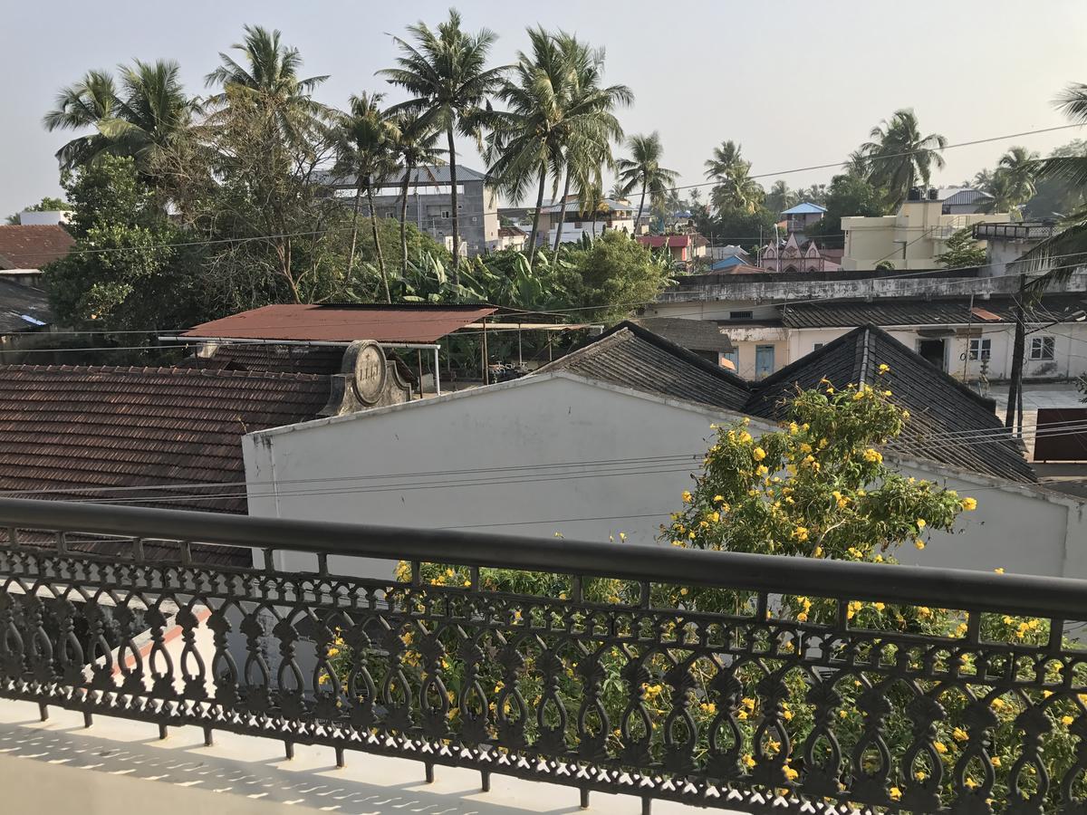 Daffodils Spice Court Hotel Kochi Kültér fotó