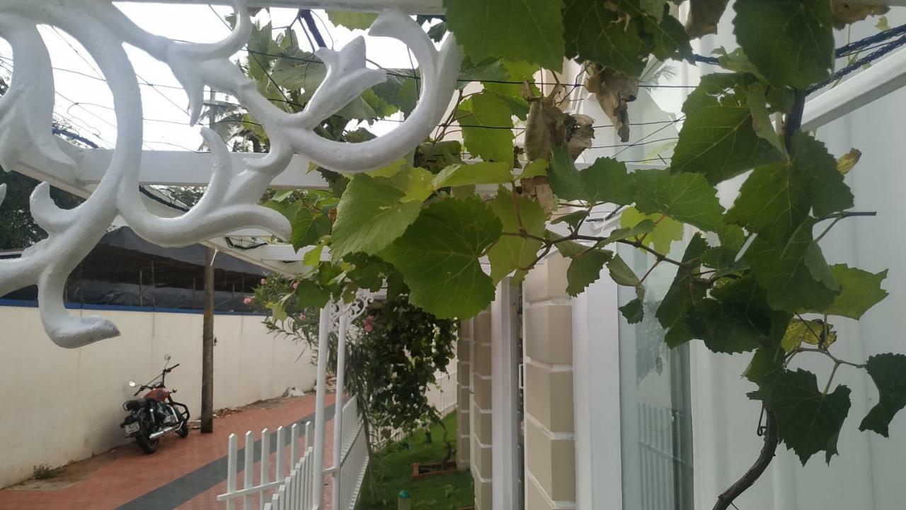 Daffodils Spice Court Hotel Kochi Kültér fotó